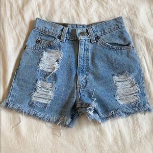 vtg levi’s distressed high waisted denim shorts